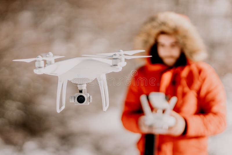 Retrato do zangão de navegação do homem sobre montes e floresta - conceito da videografia e da fotografia aérea imagens de stock Retrato do zangão de navegação do homem sobre montes e floresta - conceito da videografia e da fotografia aérea imagens de stock