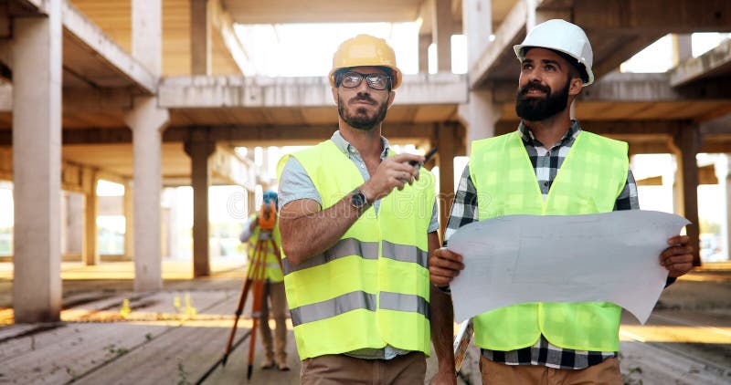 Retrato dos coordenadores de construção que trabalham no terreno de construção fotos de stock Retrato dos coordenadores de construção que trabalham no terreno de construção fotos de stock