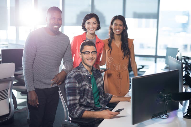 Retrato dos executivos empresariais que sorriem na mesa imagens de stock Retrato dos executivos empresariais que sorriem na mesa imagens de stock