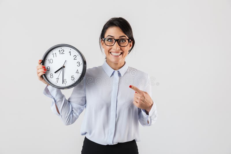 Retrato dos monóculos vestindo de sorriso da mulher de negócios que guardam o pulso de disparo redondo no escritório, isolado sob fotos de stock Retrato dos monóculos vestindo de sorriso da mulher de negócios que guardam o pulso de disparo redondo no escritório, isolado sob fotos de stock
