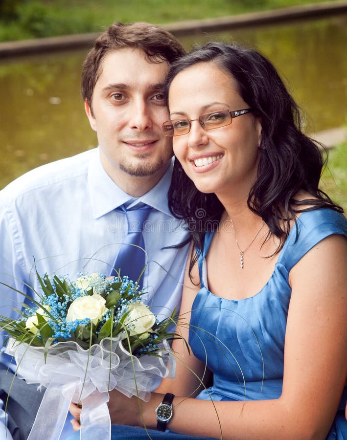 Retrato dos pares satisfeitos felizes ao ar livre imagens de stock royalty free Retrato dos pares satisfeitos felizes ao ar livre imagens de stock royalty free