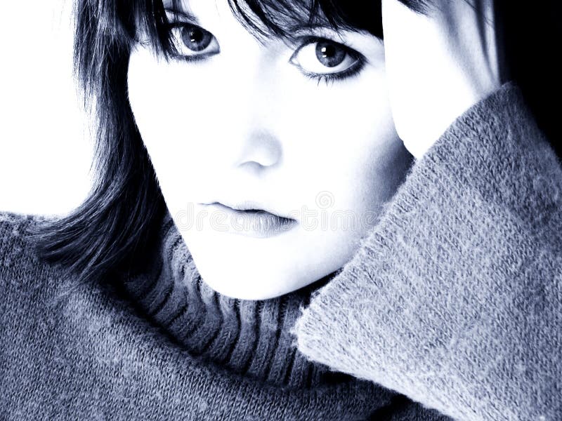 Retrato dramático da menina adolescente em tons azuis fotografia de stock royalty free Retrato dramático da menina adolescente em tons azuis fotografia de stock royalty free