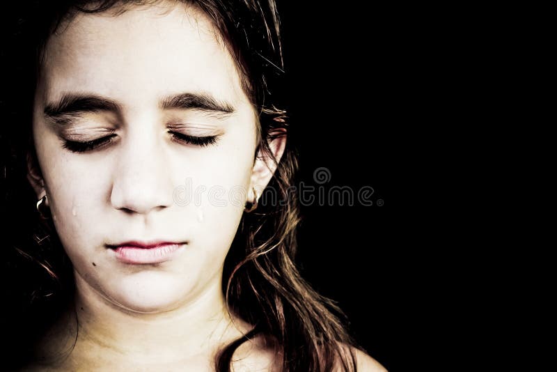 Retrato dramático de um grito muito triste da menina foto de stock Retrato dramático de um grito muito triste da menina foto de stock