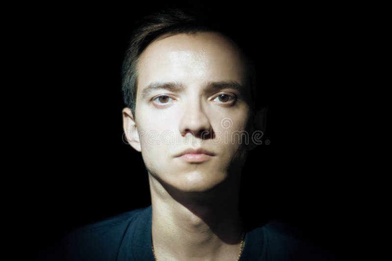 Retrato dramático de un hombre joven imagen de archivo libre de regalías Retrato dramático de un hombre joven imagen de archivo libre de regalías