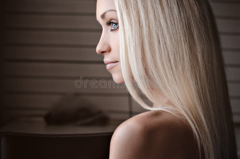 Retrato dramático de un tema de la muchacha: retrato de una muchacha sola hermosa aislada en un fondo blanco en estudio imagenes de archivo Retrato dramático de un tema de la muchacha: retrato de una muchacha sola hermosa aislada en un fondo blanco en estudio imagenes de archivo