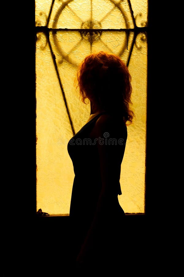 Retrato dramático de una mujer encantadora en la oscuridad Hembra soñadora foto de archivo libre de regalías Retrato dramático de una mujer encantadora en la oscuridad Hembra soñadora foto de archivo libre de regalías