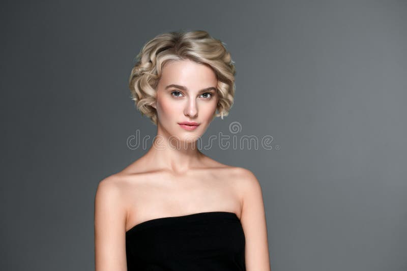Retrato elegante curto da beleza dos pregos do cabelo louro da mulher bonita e do tratamento de mãos das mãos fotografia de stock royalty free Retrato elegante curto da beleza dos pregos do cabelo louro da mulher bonita e do tratamento de mãos das mãos fotografia de stock royalty free