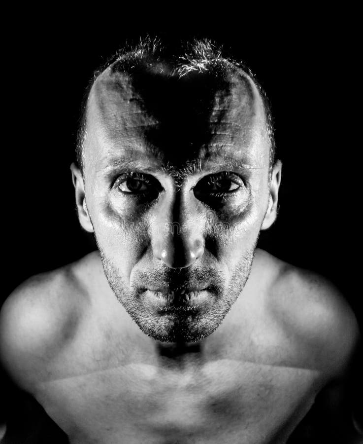 Retrato elegante de hombre caucásico adulto con una sonrisa amable. iluminación en blanco y negro de disparo foto de archivo libre de regalías