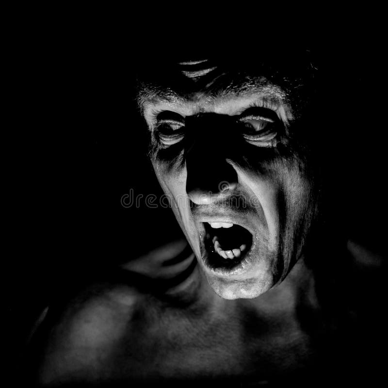 Retrato elegante del hombre caucásico adulto con la cara muy enojada y que parece como maniaco o diablo imagen de archivo libre de regalías Retrato elegante del hombre caucásico adulto con la cara muy enojada y que parece como maniaco o diablo imagen de archivo libre de regalías