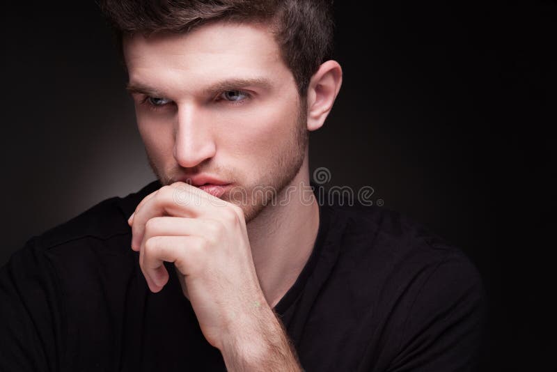 Retrato elegante del hombre joven en negro imagenes de archivo Retrato elegante del hombre joven en negro imagenes de archivo