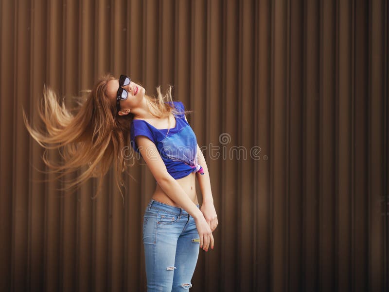 Retrato emocional da forma à moda da mulher loura do moderno consideravelmente novo nos vidros, indo louco fotos de stock Retrato emocional da forma à moda da mulher loura do moderno consideravelmente novo nos vidros, indo louco fotos de stock