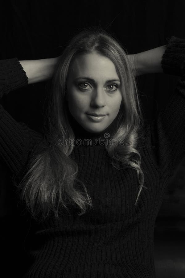 Retrato emocional da mulher bonita na conversão artística da luminosidade reduzida fotografia de stock Retrato emocional da mulher bonita na conversão artística da luminosidade reduzida fotografia de stock