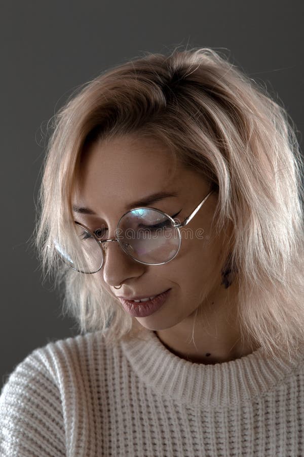 Retrato emocional de uma menina com vidros e uma camiseta fotografia de stock Retrato emocional de uma menina com vidros e uma camiseta fotografia de stock