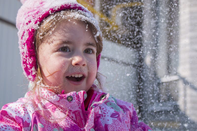 Retrato emocional de una linda niñita en invierno imágenes de archivo libres de regalías
