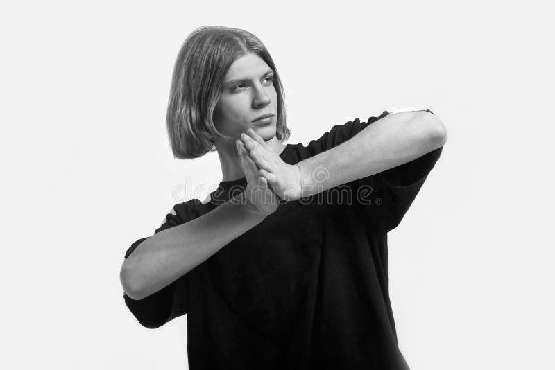 Retrato en blanco y negro de un joven afeminado hombre caucásico afeminado con el pelo jengibre y los ojos verdes posando en el e foto de archivo Retrato en blanco y negro de un joven afeminado hombre caucásico afeminado con el pelo jengibre y los ojos verdes posando en el e foto de archivo