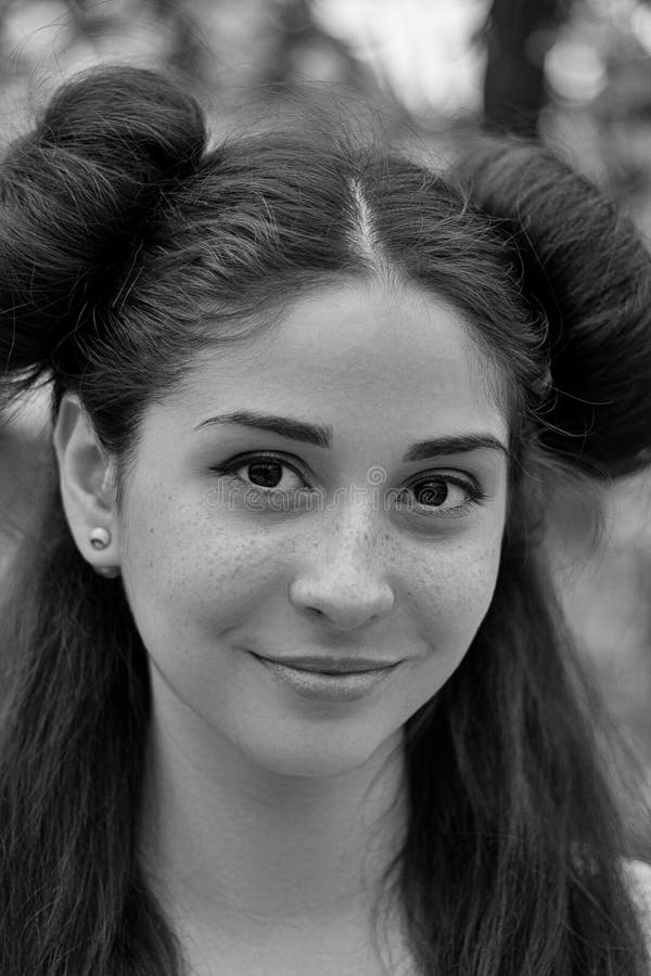 Retrato encantador de una muchacha morena joven con los ojos hermosos, blanco y negro fotos de archivo Retrato encantador de una muchacha morena joven con los ojos hermosos, blanco y negro fotos de archivo