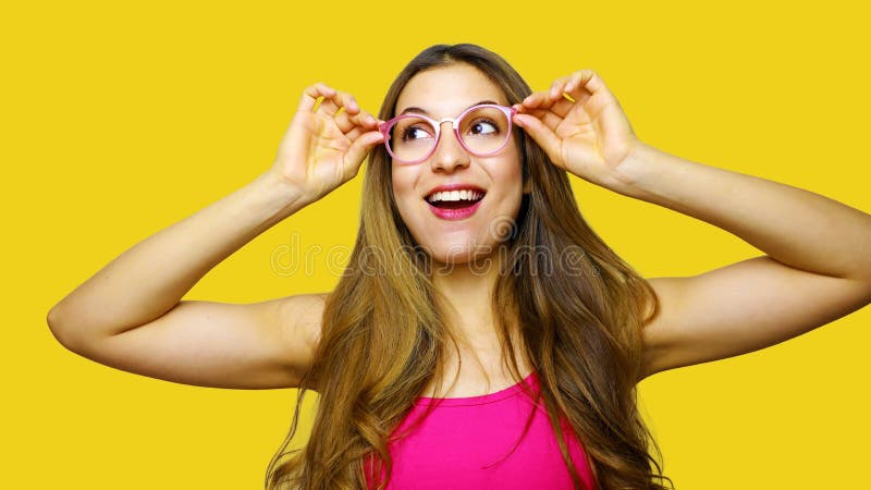 Retrato engraçado do eyewear vestindo dos vidros da menina entusiasmado Retrato do close up da jovem mulher que faz a expressão e fotografia de stock Retrato engraçado do eyewear vestindo dos vidros da menina entusiasmado Retrato do close up da jovem mulher que faz a expressão e fotografia de stock