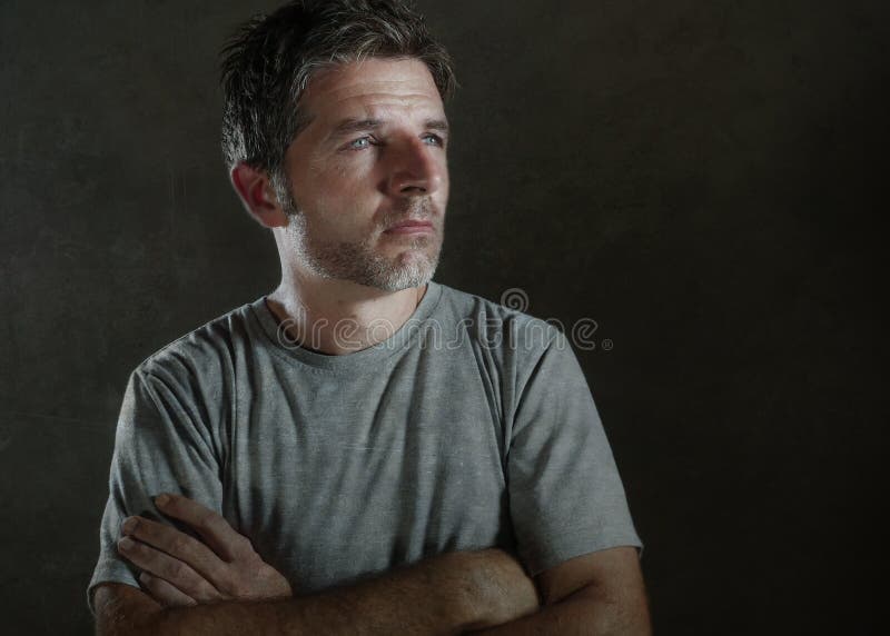 Retrato escuro isolado do fundo de 30s a 40s triste e a homem deprimido que olha problema pensativo e preocupado da depressão do fotografia de stock royalty free Retrato escuro isolado do fundo de 30s a 40s triste e a homem deprimido que olha problema pensativo e preocupado da depressão do fotografia de stock royalty free