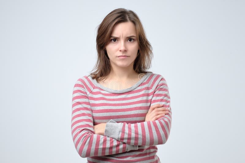 Retrato europeu sério novo da mulher que olha com irritação na câmera fotos de stock Retrato europeu sério novo da mulher que olha com irritação na câmera fotos de stock