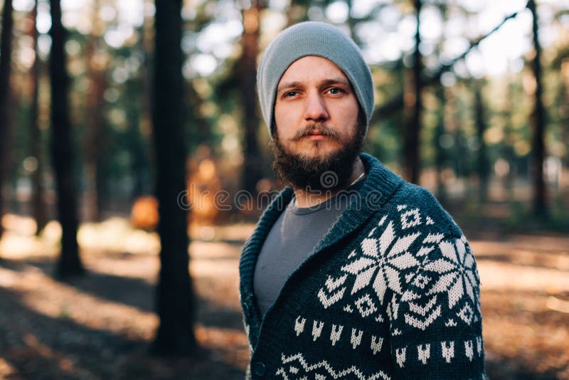 Retrato exterior de um homem barbudo bonito Retrato casual de moda no outono fotografia de stock Retrato exterior de um homem barbudo bonito Retrato casual de moda no outono fotografia de stock