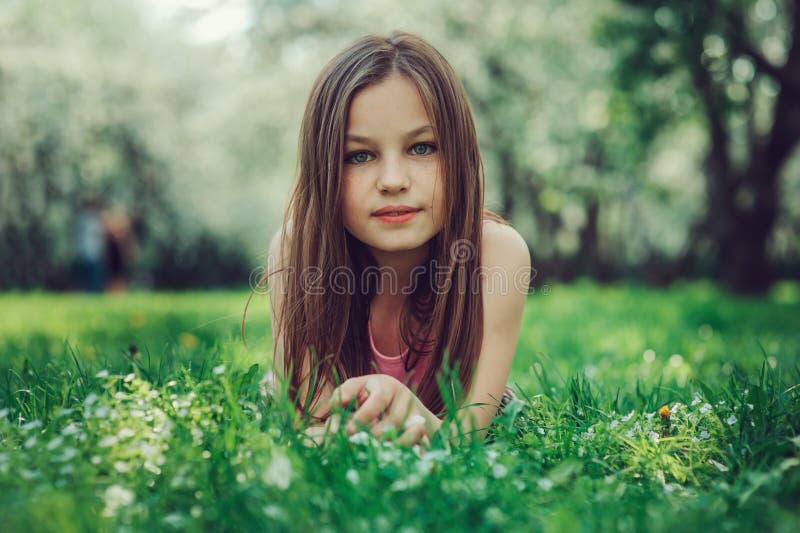 Retrato exterior do close up da mola de 11 anos adoráveis da menina idosa da criança do preteen fotos de stock Retrato exterior do close up da mola de 11 anos adoráveis da menina idosa da criança do preteen fotos de stock