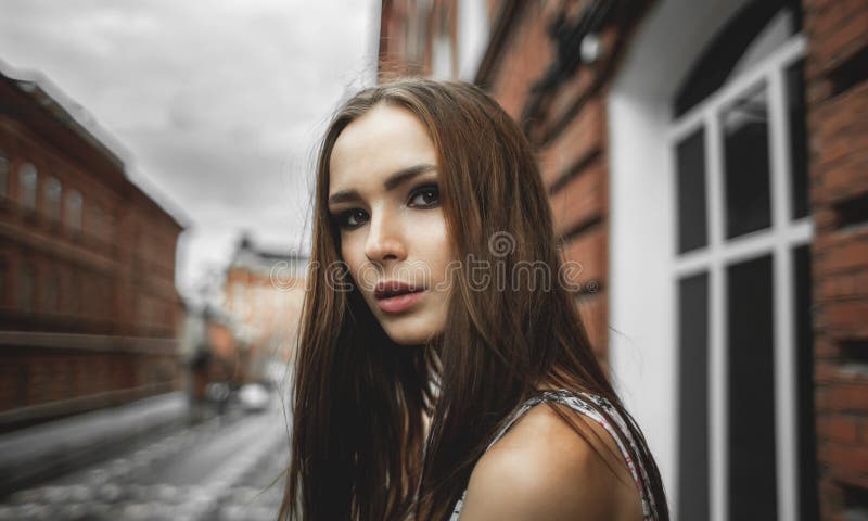 Retrato exterior do close up da mulher bonita fotografia de stock Retrato exterior do close up da mulher bonita fotografia de stock