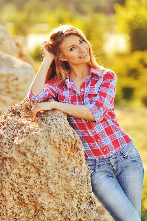 Retrato exterior do verão da menina loura consideravelmente bonito dos jovens Mulher bonita que levanta na mola fotos de stock Retrato exterior do verão da menina loura consideravelmente bonito dos jovens Mulher bonita que levanta na mola fotos de stock