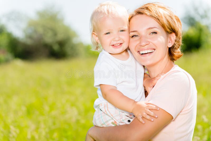 Retrato exterior feliz do filho da mãe e da criança imagem de stock royalty free Retrato exterior feliz do filho da mãe e da criança imagem de stock royalty free