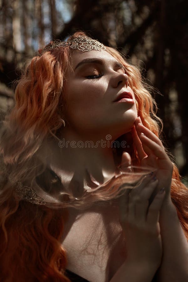 Retrato fabuloso de uma menina ruivo na natureza com exposição dobro e brilho Menina bonita do ruivo com cabelo longo na floresta fotografia de stock royalty free Retrato fabuloso de uma menina ruivo na natureza com exposição dobro e brilho Menina bonita do ruivo com cabelo longo na floresta fotografia de stock royalty free