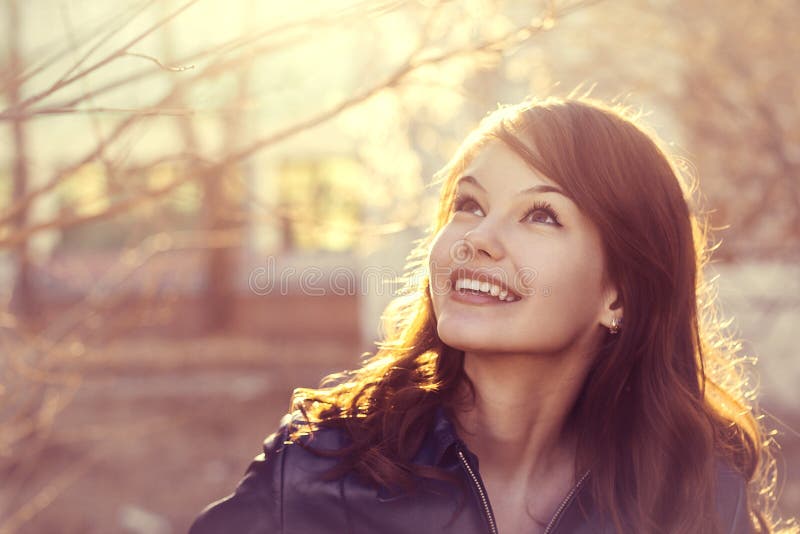 Retrato feliz da cidade da luz solar da mulher do sorriso dos jovens imagens de stock Retrato feliz da cidade da luz solar da mulher do sorriso dos jovens imagens de stock