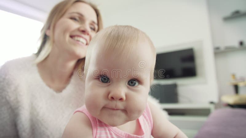 Retrato feliz del bebé Niño curioso que explora el mundo Pequeña sonrisa del bebé