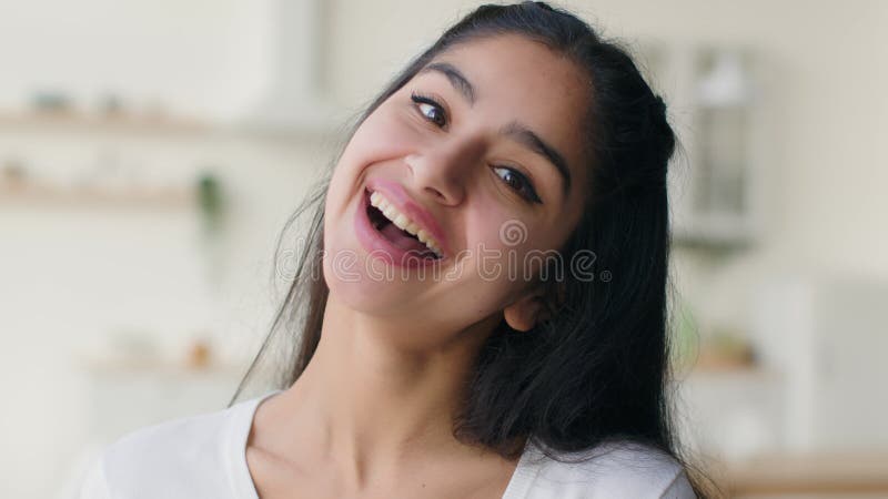 Retrato feliz india arabia mujer étnica mujer de negocios despreocupada estudiante riéndose graciosa broma alegre mujer