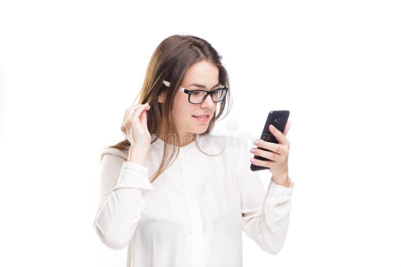 Retrato feliz, mulher de sorriso que texting em seu telefone esperto, fundo branco isolado Conceito de uma comunicação Internet, fotos de stock royalty free Retrato feliz, mulher de sorriso que texting em seu telefone esperto, fundo branco isolado Conceito de uma comunicação Internet, fotos de stock royalty free
