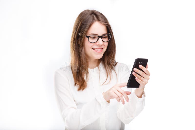 Retrato feliz, mulher de sorriso que texting em seu telefone esperto, fundo branco isolado Conceito de uma comunicação Internet, foto de stock royalty free Retrato feliz, mulher de sorriso que texting em seu telefone esperto, fundo branco isolado Conceito de uma comunicação Internet, foto de stock royalty free