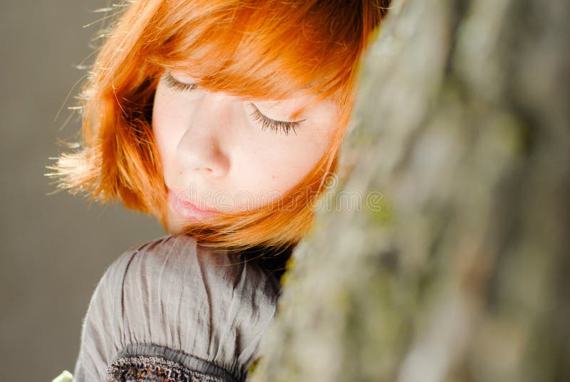 Retrato feliz novo do close up do adolescente do redhead imagens de stock royalty free Retrato feliz novo do close up do adolescente do redhead imagens de stock royalty free