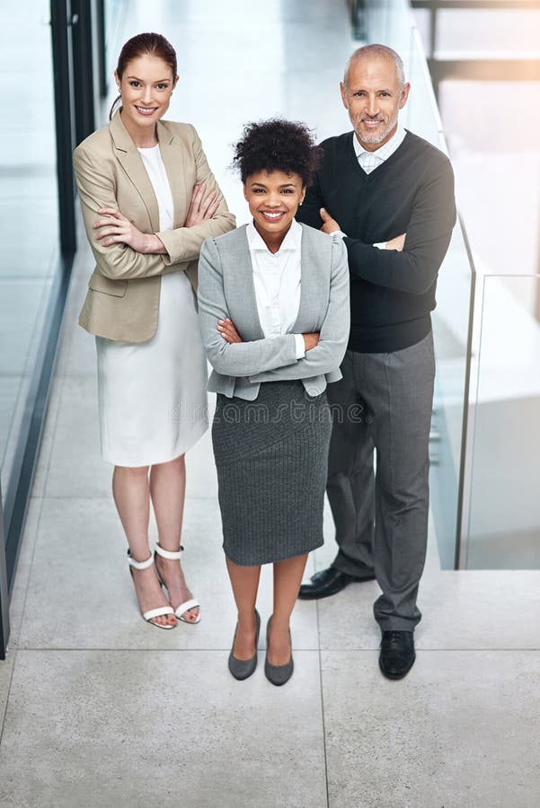 Retrato feliz y seguro grupo de empresarios juntos en la oficina para la diversidad de la cooperación o sobre nosotros. Equipo foto de archivo