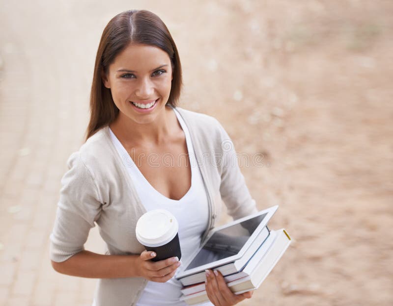 Retrato femenino y café con estudiante en tecnología de parques y educación con libros de texto para estudiar. Muchacha universita imagen de archivo libre de regalías