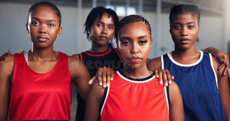 Retrato femenino y equipo de baloncesto con confianza en partidos de juego o competición deportiva en la corte. Mujeres de grupo imagenes de archivo