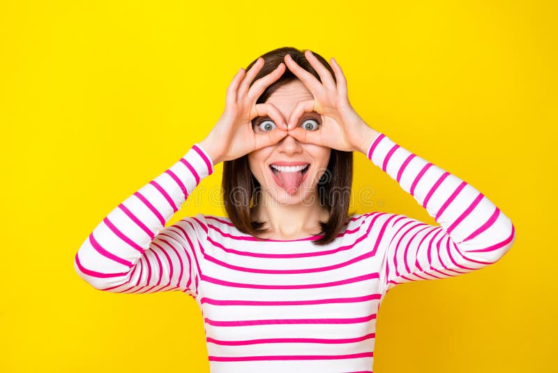 Retrato de menina linda feliz morena mulher bonita em roupas de verão  casual hipster verde sem maquiagem isolada no branco, tirar uma selfie e  mostrando a língua