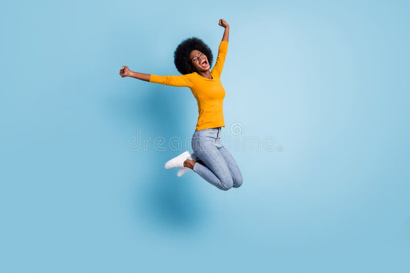 Retrato fotográfico de cuerpo entero de excitada muchacha celebrando saltar aislado en fondo color azul pastel imagenes de archivo