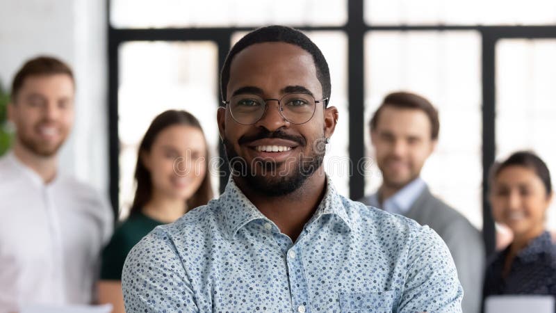 Retrato fotográfico sorridente executivo africano-americano usando óculos