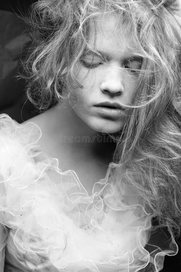 Retrato francês da princesa do um-la do vintage da menina loura bonita imagem de stock Retrato francês da princesa do um-la do vintage da menina loura bonita imagem de stock