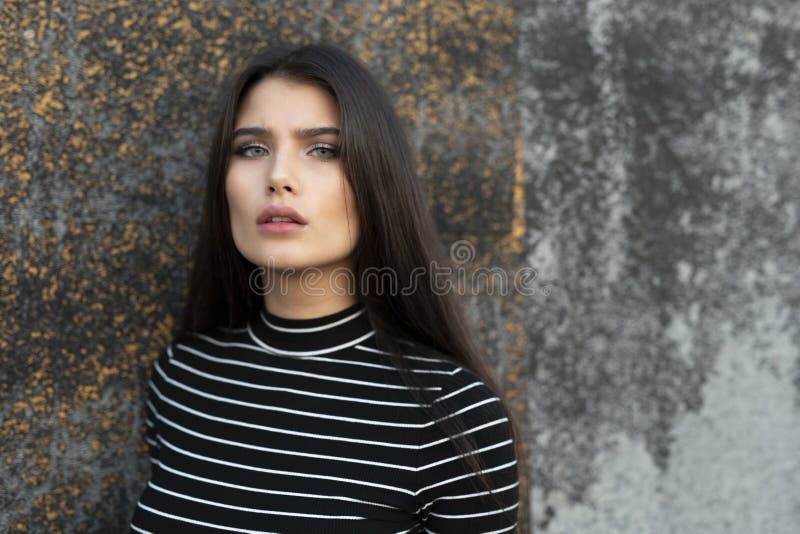 Foto de Retrato Da Bela Menina Triste Cabelo Ruivo Vista De Perfil