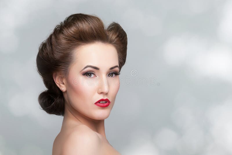 Retrato Hermoso De La Mujer Del Vintage Con El Peinado De Los Años 40  Imagen de archivo - Imagen de hembra, belleza: 30137395