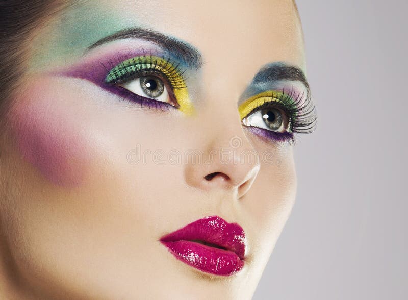  Retrato Hermoso De La Mujer Con Maquillaje Colorido Brillante Imagen de archivo