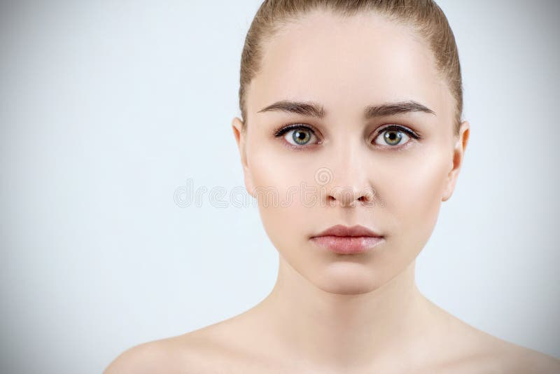 Retrato hermoso de la mujer sensual joven Concepto de Skincare foto de archivo libre de regalías Retrato hermoso de la mujer sensual joven Concepto de Skincare foto de archivo libre de regalías