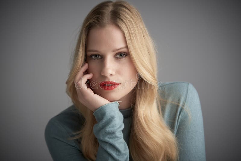 Retrato hermoso del estudio de la mujer joven mientras que mira la cámara y el pensamiento imágenes de archivo libres de regalías Retrato hermoso del estudio de la mujer joven mientras que mira la cámara y el pensamiento imágenes de archivo libres de regalías
