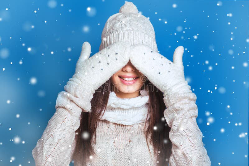 Retrato hermoso del invierno de la mujer joven en el paisaje nevoso del invierno Concepto de la belleza del invierno que nieva La fotos de archivo libres de regalías Retrato hermoso del invierno de la mujer joven en el paisaje nevoso del invierno Concepto de la belleza del invierno que nieva La fotos de archivo libres de regalías