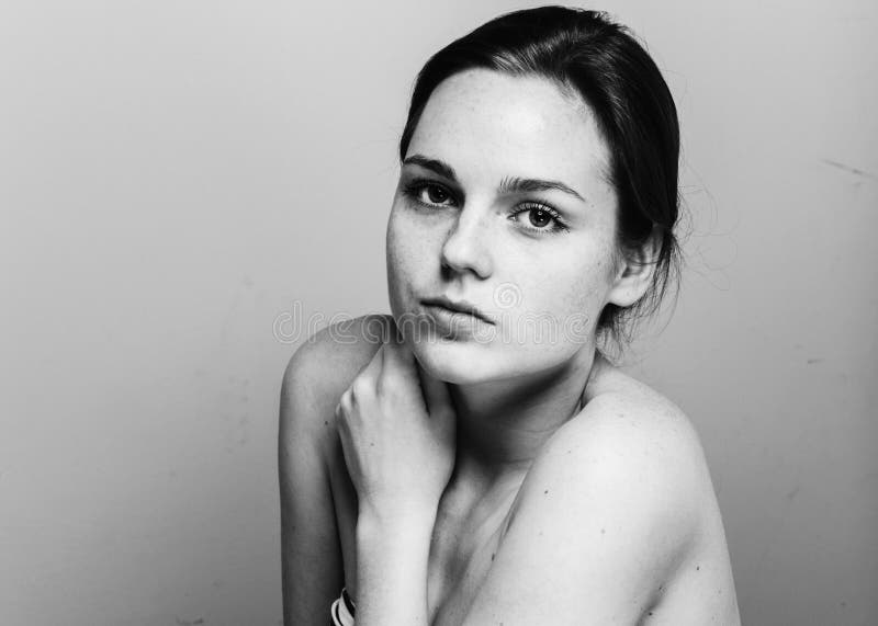 Retrato hermoso joven de la cara de la mujer de las pecas con la piel sana foto de archivo libre de regalías Retrato hermoso joven de la cara de la mujer de las pecas con la piel sana foto de archivo libre de regalías