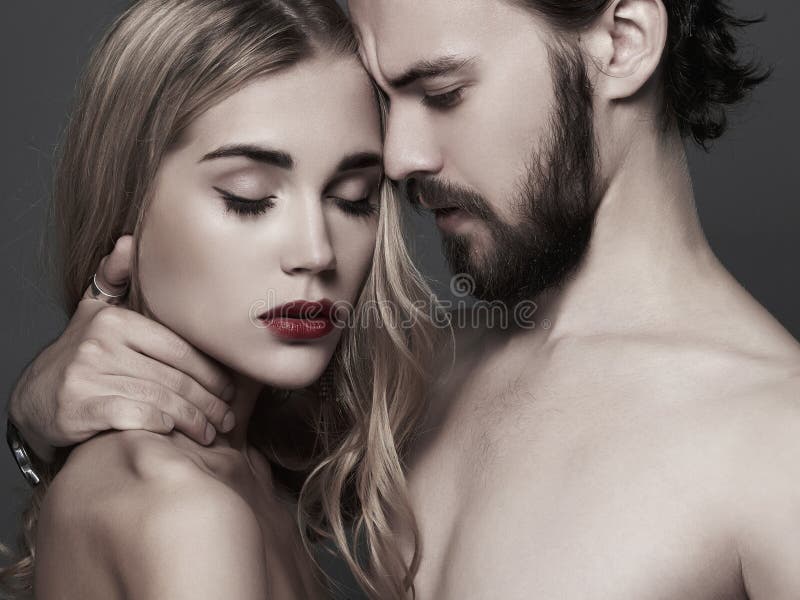 Retrato hermoso precioso de los pares mujer de la belleza y hombre hermoso imagen de archivo Retrato hermoso precioso de los pares mujer de la belleza y hombre hermoso imagen de archivo